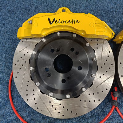 les calibres de frein de voiture des pistons 18Z 6 emploient des calibres de pilier et des disques composés de frein