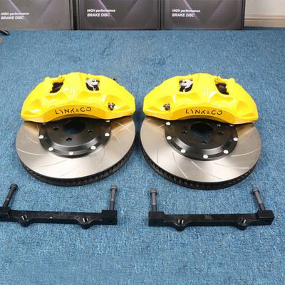 La voiture a modifié 6 calibres jaunes de piston que les calibres d'Audi AK 8N Monoblock se sont adaptés pour des jantes de 18-21 pouces