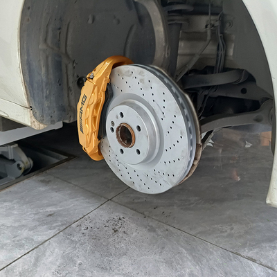 Les étriers de frein de voiture Mercedes Benz C200 mettent à niveau les étriers à 6 pots et les disques de 355 mm